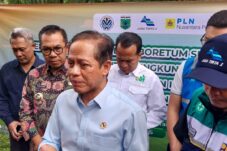 Menteri Lingkungan Hidup, Hanif Faisol Nurofiq saat mengunjungi kawasan Arboretum, Sumber Brantas, Kota Batu.
