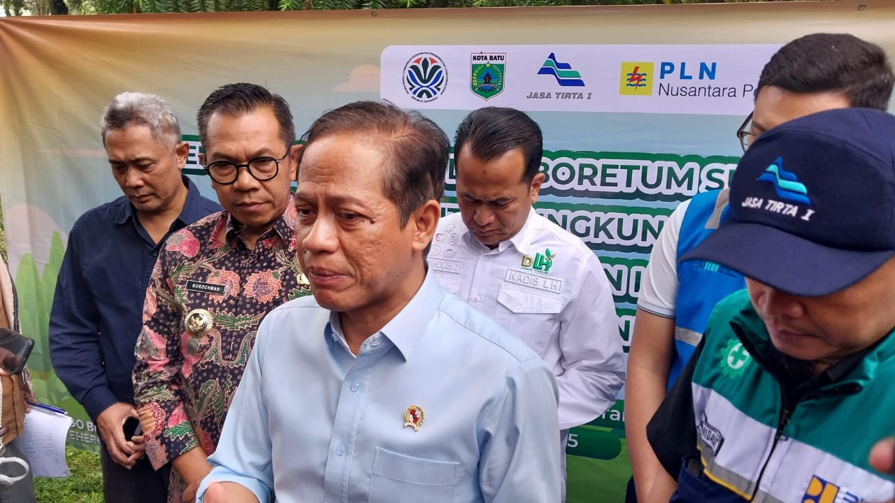 Menteri Lingkungan Hidup, Hanif Faisol Nurofiq saat mengunjungi kawasan Arboretum, Sumber Brantas, Kota Batu.
