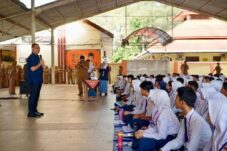 Kepala Dinas Pendidikan Provinsi Jawa Timur, Aries Agung Paewai saat meninjau kegiatan MPLS.