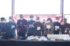 Pemusnahan barang bukti dari 40 perkara yang ditangani oleh Kejaksaan Negeri Batu di TPA Tlekung, Junrejo, Kota Batu.