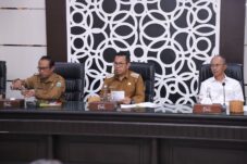 Wali Kota Batu, Nurochman saat memimpin forum bersama dunia pendidikan, industri, dan pelaku usaha.
