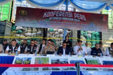 Polisi tunjukkan sejumlah barang bukti kejahatan penambangan ilegal saat di Pelabuhan Tanjung Perak, Surabaya, Kamis (17/7/2025). (Foto : Eleanor)