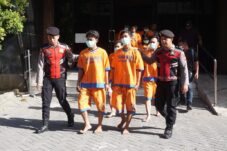 Sejumlah tersangka penyalahgunaan narkoba digelandang di Mapolresta Sidoarjo, Kamis (17/7/2025). (Foto : Eleanor/tagarjatim.id)