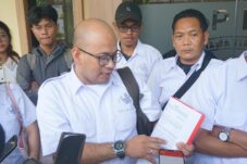 Ketua Tim Relawan Mimik Idayana tunjukan tanda bukti pengaduan ke Polisi, Jumat (18/7/2025). (Foto : Eleanor)