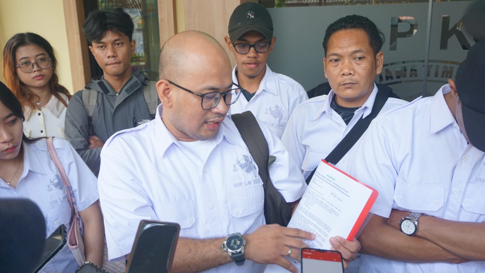 Ketua Tim Relawan Mimik Idayana tunjukan tanda bukti pengaduan ke Polisi, Jumat (18/7/2025). (Foto : Eleanor)