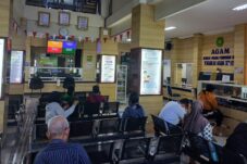 Sejumlah warga Surabaya dengan berbagai kepentingan tengah antre di loket layanan Pengadilan Agama, Senin (21/7/2025). (Foto : Eleanor)