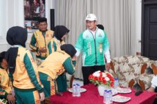 Bupati Lamongan Yuhronur Efendi memberi arahan kepada Kontingen KORMI di Guest House, Lamongan.