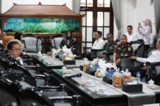 Wabup Sidoarjo Mimik Idayana saat mengikuti zoom meeting dengan Presiden Prabowo di Pendopo Delta Wibawa, Senin (21/7/2025). (Foto : Eleanor)