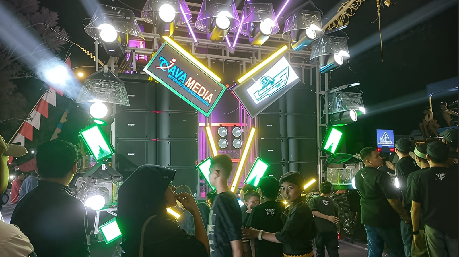 Karnaval tingkat Desa menggunakan sound horeg.