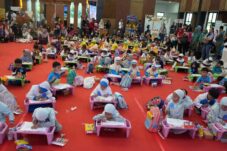 Ratusan anak ikuti lomba mewarnai di kantor KAI Daop 8 Surabaya dalam rangka HAN 2025, Rabu (23/7/2025). (Foto : Eleanor)