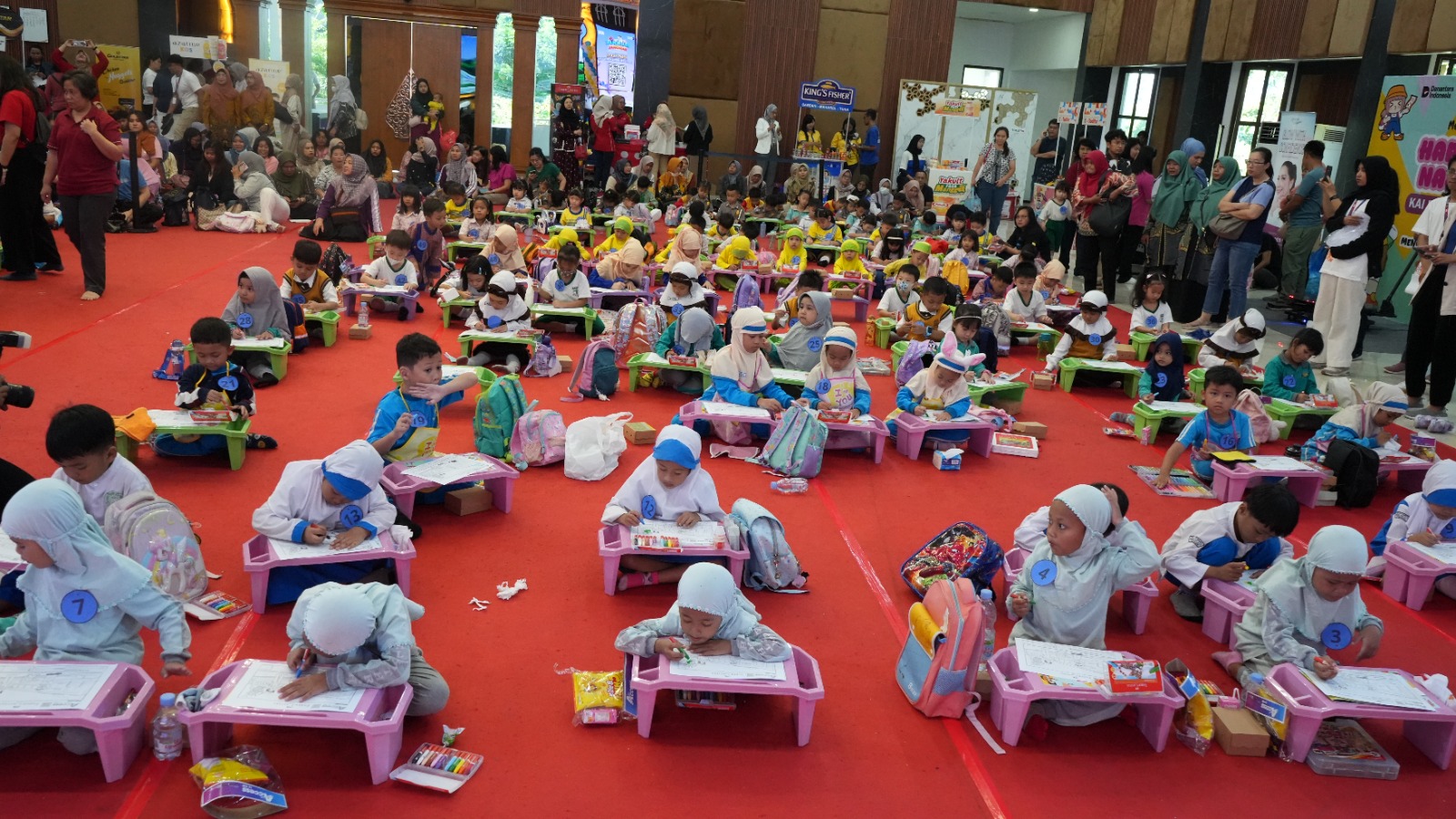 Ratusan anak ikuti lomba mewarnai di kantor KAI Daop 8 Surabaya dalam rangka HAN 2025, Rabu (23/7/2025). (Foto : Eleanor)