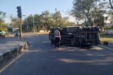Kondisi truk terlihat terguling usai lewati jalan bergelombang di Sidoarjo, Rabu (23/7/2025). (Foto : Eleanor)