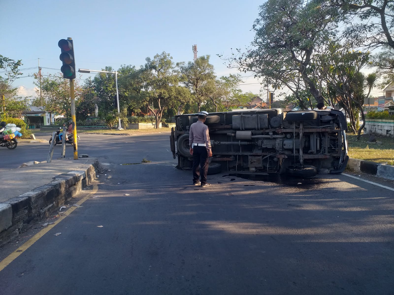 Kondisi truk terlihat terguling usai lewati jalan bergelombang di Sidoarjo, Rabu (23/7/2025). (Foto : Eleanor)