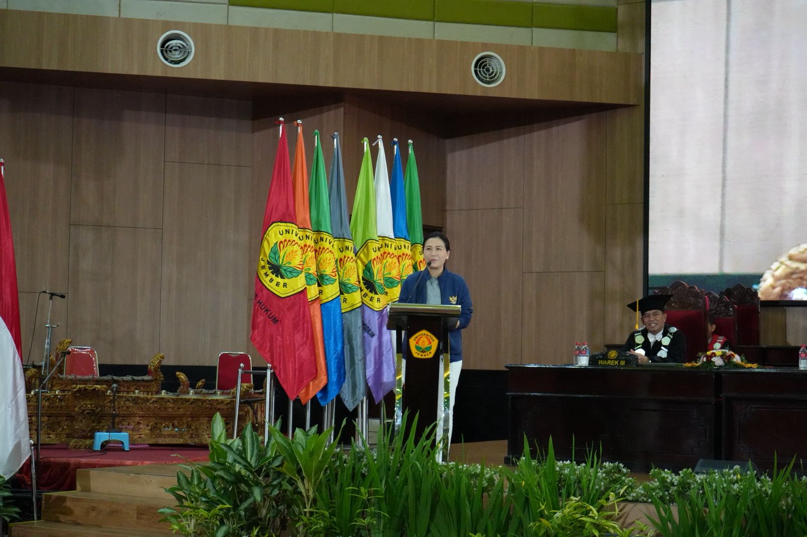 Wakil Menteri (Wamen) Pemberdayaan Perempuan dan Perlindungan Anak (P3A) Veronica Tan saat berbicara di wisuda Unej pada Sabtu (26/07/2025). (Istimewa)