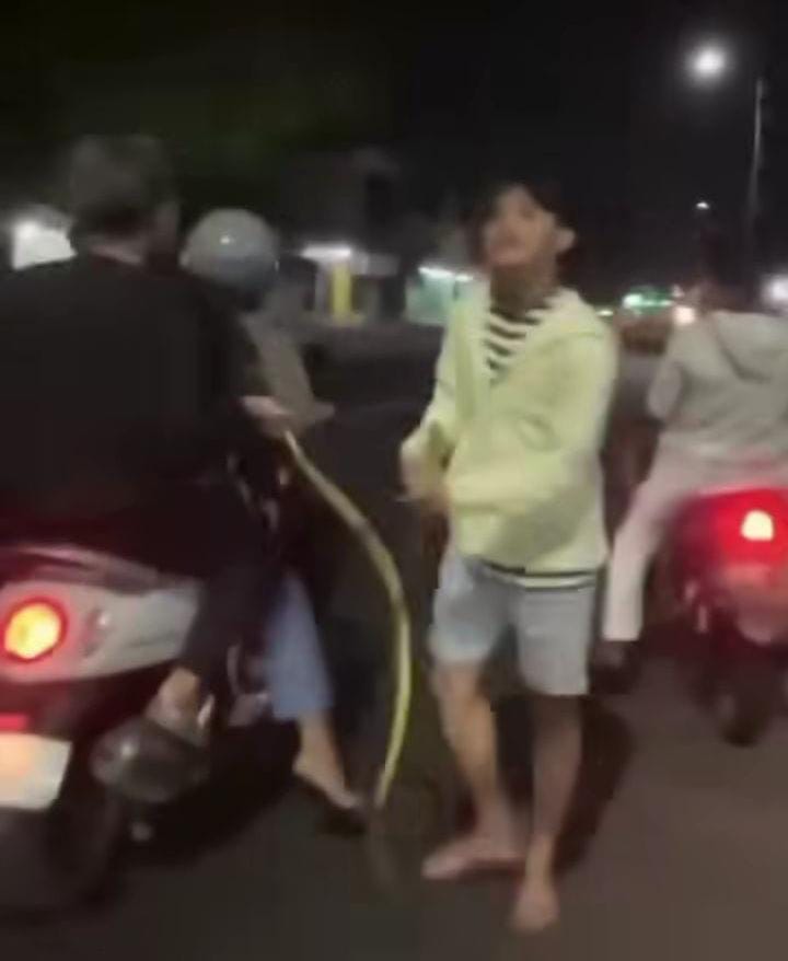 Tangkapan layar video viral saat dua kelompok diduga gangster terlibat bentrok. (Foto : Istimewa)