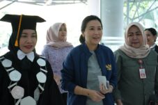 Wakil Menteri (Wamen) Pemberdayaan Perempuan dan Perlindungan Anak (P3A) Veronica Tan saat diwawancarai bersama Warek II Unej di Jember, Sabtu (26/07/2025). (Istimewa)