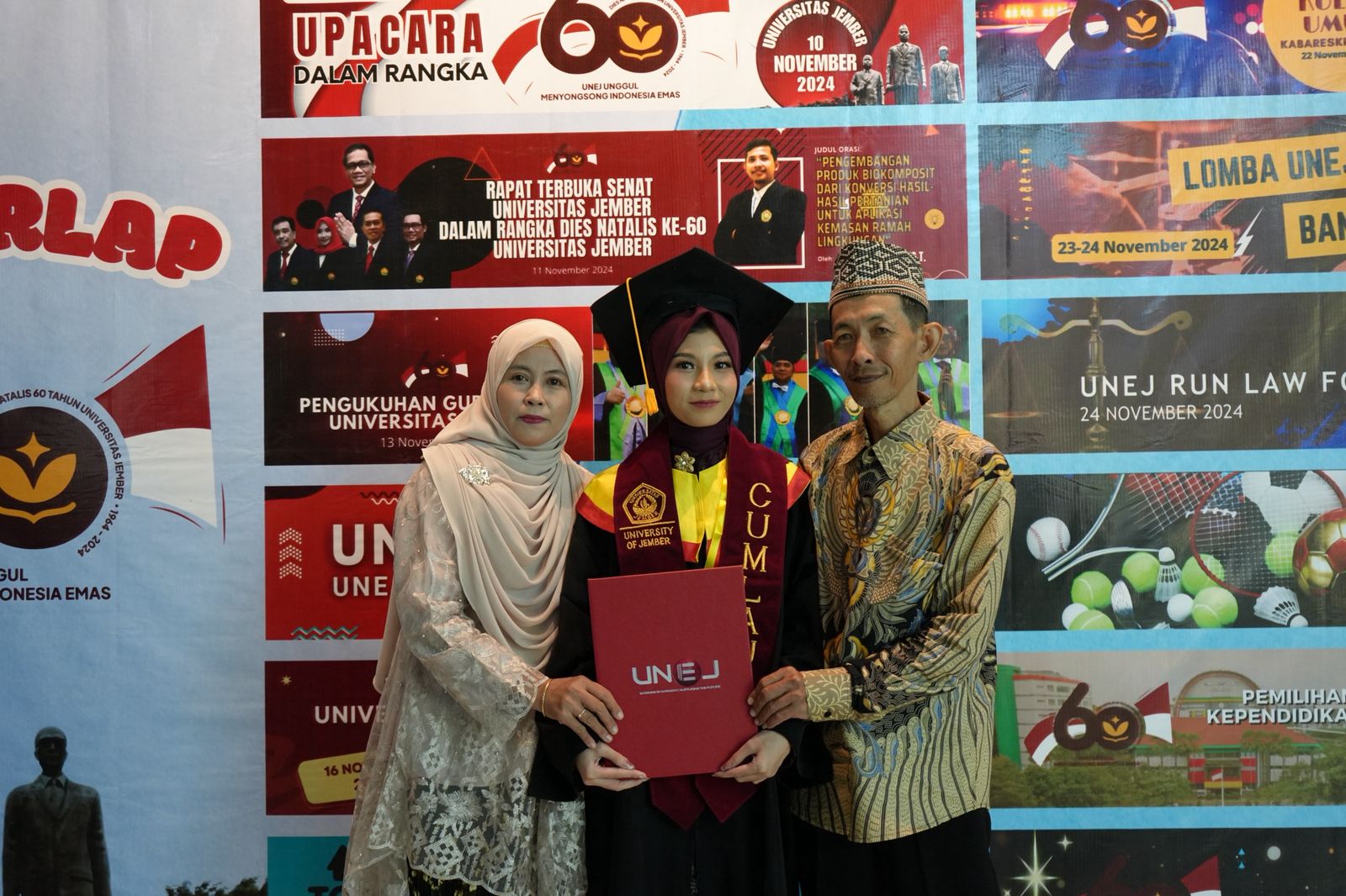 Rena didampingi kedua orangtuanya usai menjalani prosesi wisuda di Unej. (Istimewa)