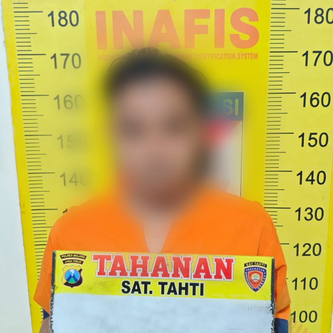 Tersangka berinisial MRA warga Dusun Sekarputih, Desa Mendalanwangi, Wagir, Kabupaten Malang, saat jumpa pers, Senin (28/7/2025) di Mapolres Malang. (Dok. Humas Polres Malang)