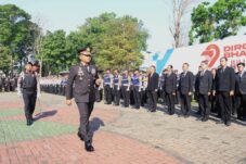 Kapolres Malang AKBP Danang Setiyo P.S., saat memimpin peringatan Hari Bhayangkara ke-79 di halaman Pendopo Kabupaten Malang, Selasa (1/7/2025) (Dok. Humas Polres Malang)