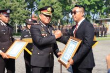 Kapolres Malang, AKBP Danang Setiyo P.S. memberikan penghargaan kepada Kasatrekrim AKP Muhammad Nur (1/7/2025) (Dok. Humas Polres Malang)
