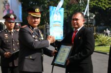 Kapolresta Malang Kota Kombes Nanang Haryono menyerahkan piagam penghargaan kepada Kasatreskrim Polresta Malang Kota (Istimewa)