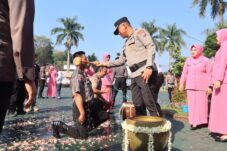 Kapolres Malang, AKBP Danang Setiyo P. S memberikan guyuran air kembang kepada anggota dan ucapan selamat kepada anggota yang naik pangkat (2/7/2025) (Dok. Humas Polres Malang)
