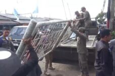 Personil Satpol PP Kota Malang melakukan pembongkaran untuk penataan ulang Pasar Gadang (Foto: A.Malik/ tagarjatim.id)