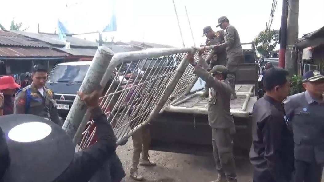 Personil Satpol PP Kota Malang melakukan pembongkaran untuk penataan ulang Pasar Gadang (Foto: A.Malik/ tagarjatim.id)
