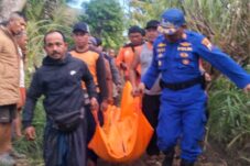 Tiga Pemancing Hilang di Pantai Watulepek Satu Tewas, Satu Dalam Pencarian 13 Tim gabungan SAR Gabungan evakuasi satu korban ditemukan meninggal dunia (10/7/2025) (Dok. Humas Polres Malang)