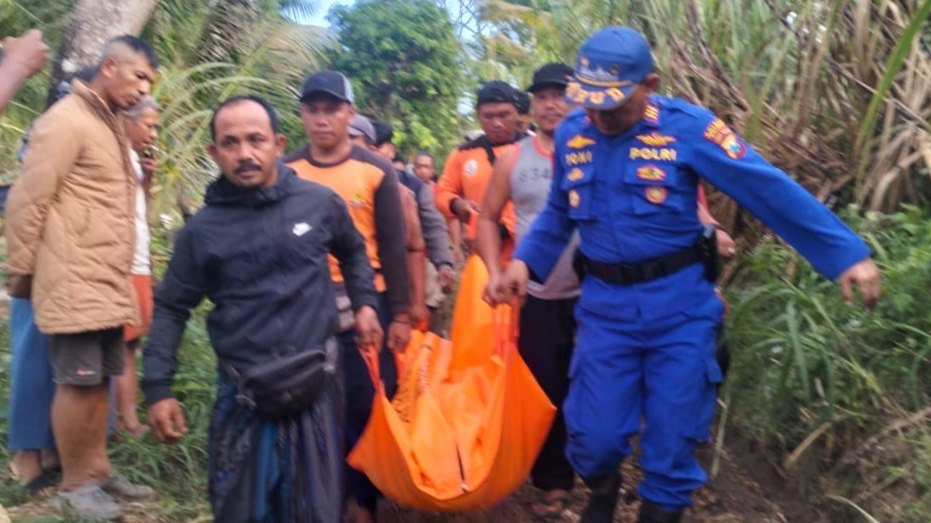 Tim gabungan SAR Gabungan evakuasi satu korban ditemukan meninggal dunia (10/7/2025) (Dok. Humas Polres Malang)