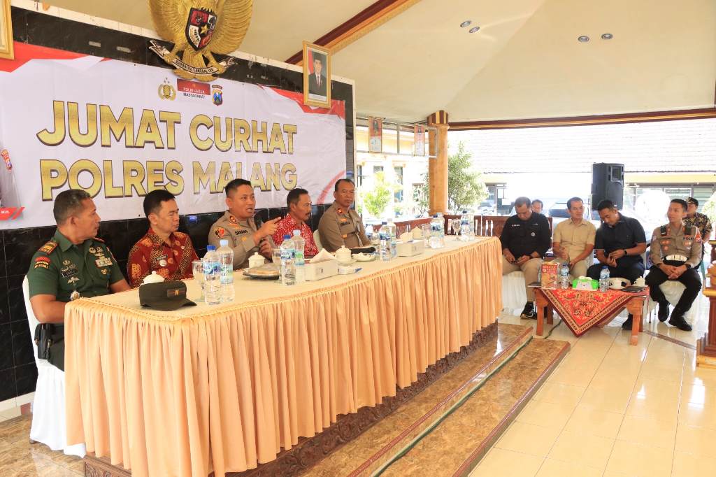 Kapolres Malang AKBP Danang Setiyo P.S. sedang berdialog dengan warga masyarakat. (10/7/2025) (Dok. Humas Polres Malang)