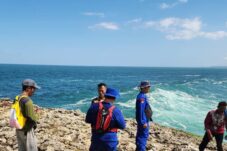 Hari Kedua Pencarian Laka Laut di Gedangan, Korban Belum Ditemukan 11 Proses pencarian oleh Tim SAR di Pantai Watulepek, Gedangan, Jumat (11/7/2025). (Istimewa)