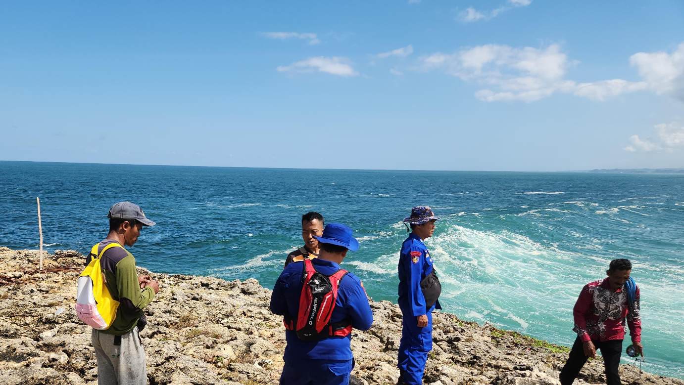 Proses pencarian oleh Tim SAR di Pantai Watulepek, Gedangan, Jumat (11/7/2025). (Istimewa)