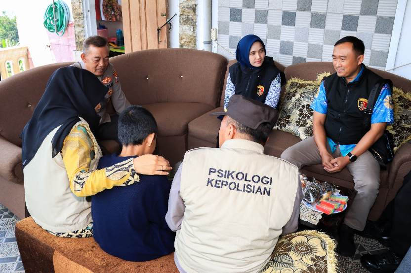 Tim trauma healing psikologi kepolisian saat melaksanakan pemeriksaan psikologi dan fisik pada korban, Jumat (11/7/202) (Dok. Humas Polres Malang)