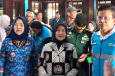 Wakil Bupati Malang Hj. Lathifah Shohib saat menyimak cara penggunaan gerobak sampah elektrik dan alat pencacah plastik (17/7/2025) (Foto: Abdullah/tagarjatim.id)