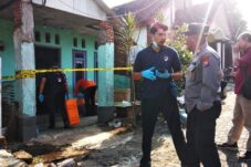 Tim Inafis Polres Malang melakukan olah TKP di rumah korban, di Dusun Tegalrejo, RT 5 RW 10, Desa Ketindan, Kecamatan Lawang, Kabupaten Malang (Moch Firman/ Tagarjatim.id)
