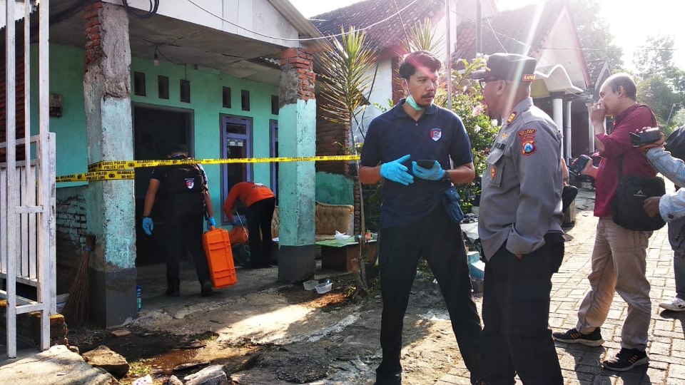 Tragis! Suami Gantung Diri, Istri Tewas Bersimbah Darah di Lawang 5 Tim Inafis Polres Malang melakukan olah TKP di rumah korban, di Dusun Tegalrejo, RT 5 RW 10, Desa Ketindan, Kecamatan Lawang, Kabupaten Malang (Moch Firman/ Tagarjatim.id)