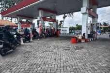 Sejumlah warga di Jember memilih untuk mengantri membeli Pertamax karena Pertalite yang habis di SPBU. (Foto: Adi Permana/ tagarjatim.id)