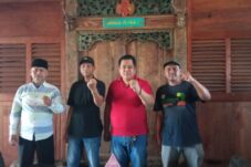 Petani tebu berkumpul saat membahas turunnya harga tebu dan memutuskan untuk boikot pengiriman. (26/7/2025) (Foto: Abdullah/tagarjatim.id)