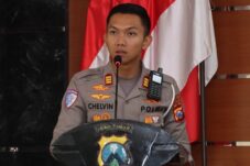 Kasatlantas Polres Malang AKP Muhammad Alif Chelvin Arliska, saat memberikan paparan hasil Operasi Patuh Semeru 2025 (28/7/2025) (Dok. Humas Polres Malang)