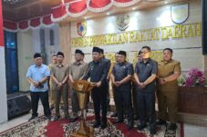 Jumpa pers yang digelar Bupati Jember, Muhammad Fawait beserta jajaran di gedung DPRD Jember untuk merespon krisis pasokan BBM. (Foto: Adi Permana/ tagarjatim.id)