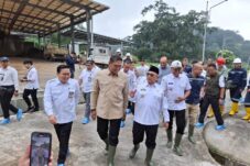 Wamentan RI Sudaryono saat meninjau dan meresmikan reaktor biogas milik PT Greenfields Diary Indonesia (Greenfields Indonesia) di Desa Ngadirenggo, Kecamatan Wlingi, Kabupaten Blitar (Novianto/ tagarjatim.id)