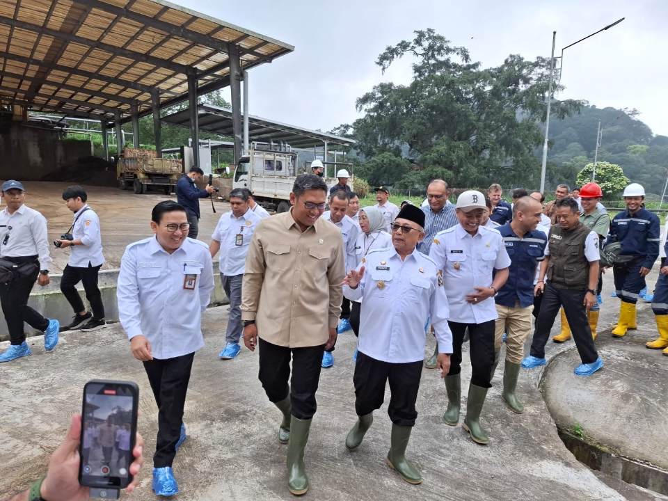 Wamentan RI Sudaryono saat meninjau dan meresmikan reaktor biogas milik PT Greenfields Diary Indonesia (Greenfields Indonesia) di Desa Ngadirenggo, Kecamatan Wlingi, Kabupaten Blitar (Novianto/ tagarjatim.id)