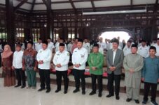 Bupati Malang Drs.H.M.Sanusi, M.M dan para rektor universitas yang ditunjuk menjalin kerjasama dengan Baznas (30/7/2025) (Foto: Abdullah/tagarjatim.id)