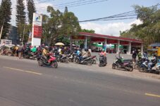 Kondisi antrean di SPBU yang ada di Jember. (Foto: Adi Permana/ tagarjatim.id)