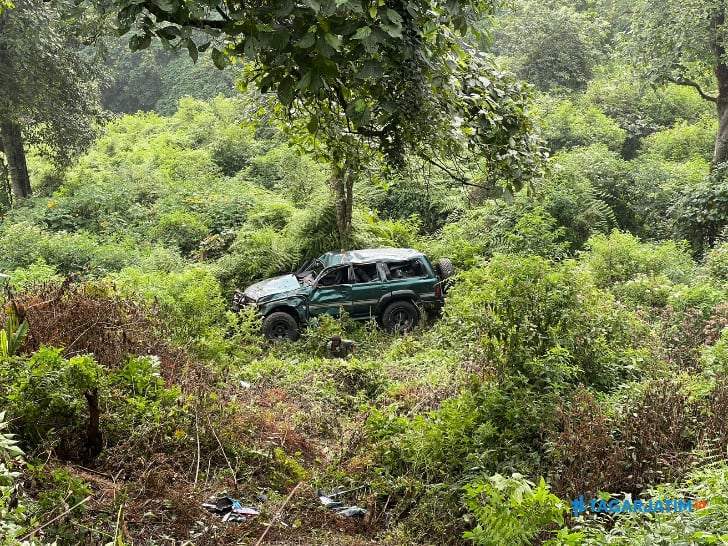Toyota Land Cruiser dengan nopol B 80 VX yang terjun ke jurang karena diduga alami rem blong