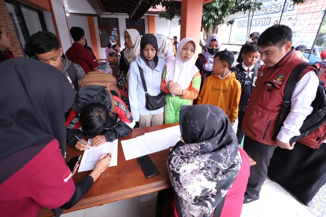Siswa baru Sekolah Rakyat Bima Sakti Kota Batu menjalani masa pengenalan lingkungan sekolah (Moch Firman/ tagarjatim.id)