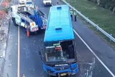 Diduga Rem Blong, Bus Jaya Utama Indah Alami Kecelakaan di Ruas Tol Kebomas Gresik