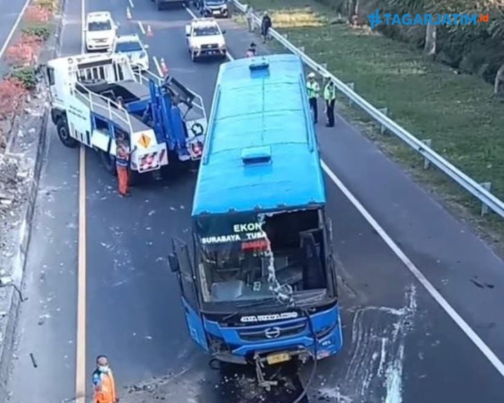 Diduga Rem Blong, Bus Jaya Utama Indah Alami Kecelakaan di Ruas Tol Kebomas Gresik