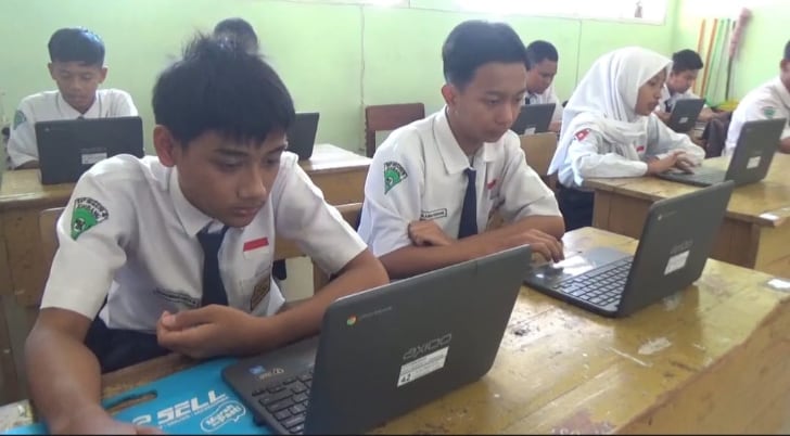 Melihat Pemanfaatan Chromebook untuk Belajar Mengajar di SMPN 4 Jombang